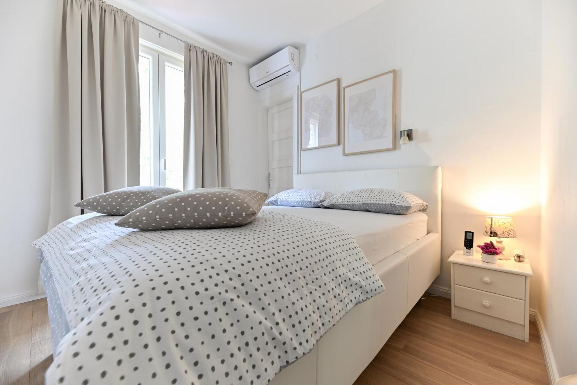 Near Center With Free Parking And Air Condition In Each Zara