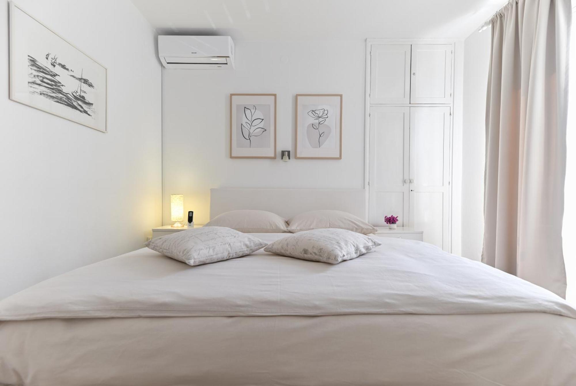Near Center With Free Parking And Air Condition In Each *