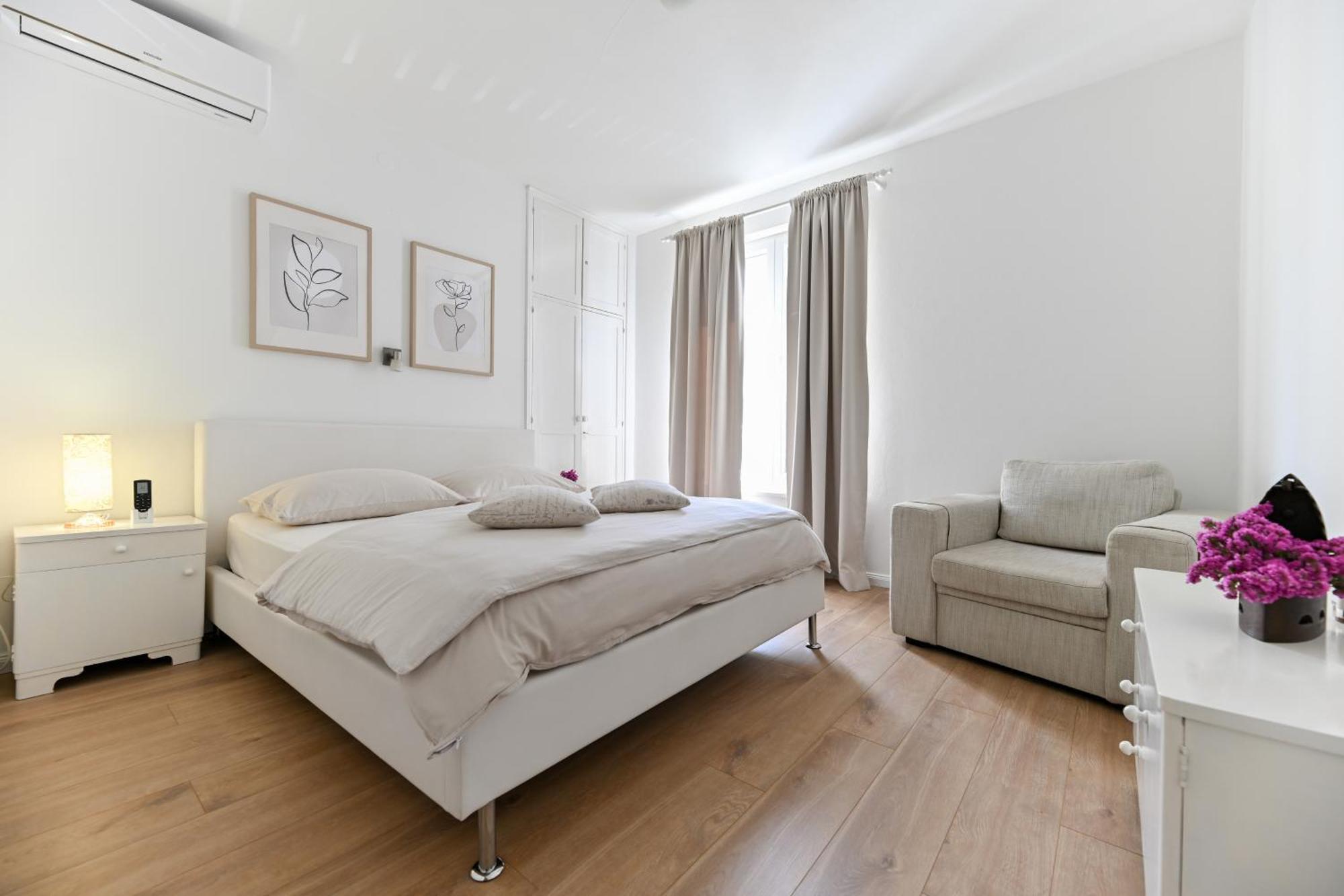 Near Center With Free Parking And Air Condition In Each *